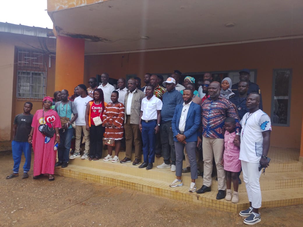 Photo de groupe devant la mairie de Maféré