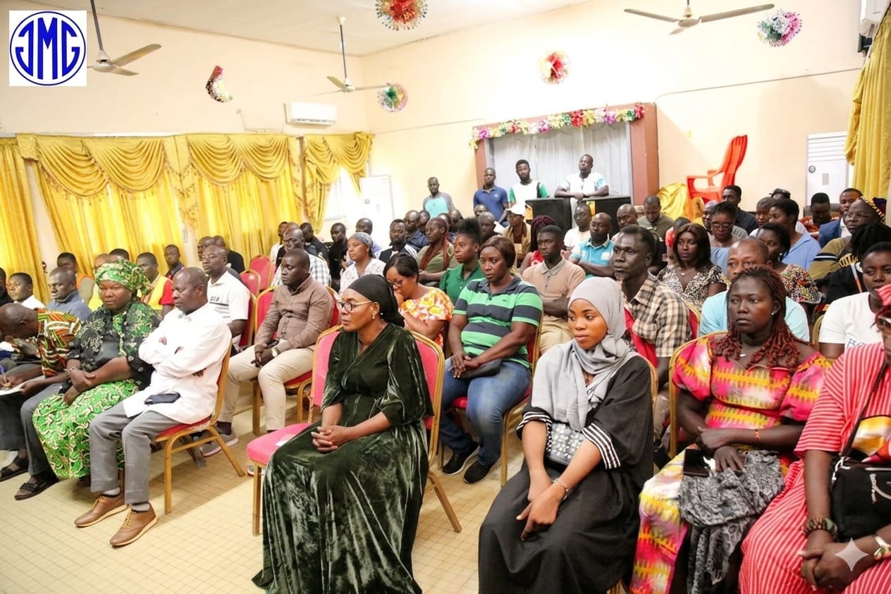 Participants assis dans la salle des fêtes de la mairie de Maféré