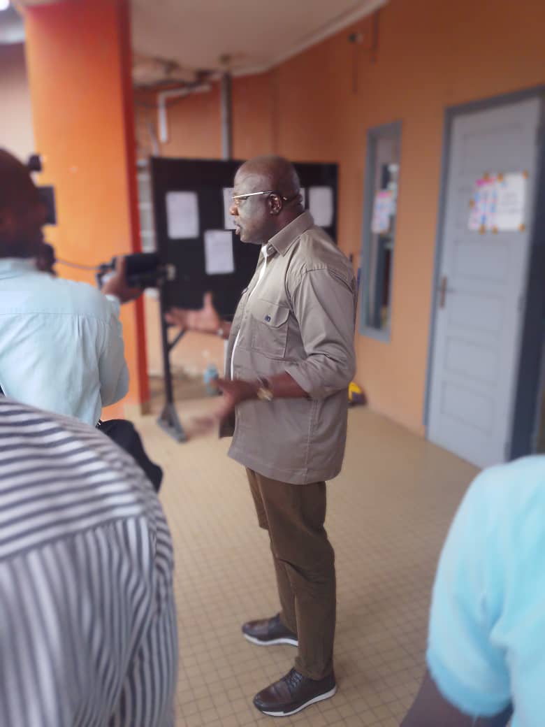 Intervention du maire Elidjé Angora devant les participants
