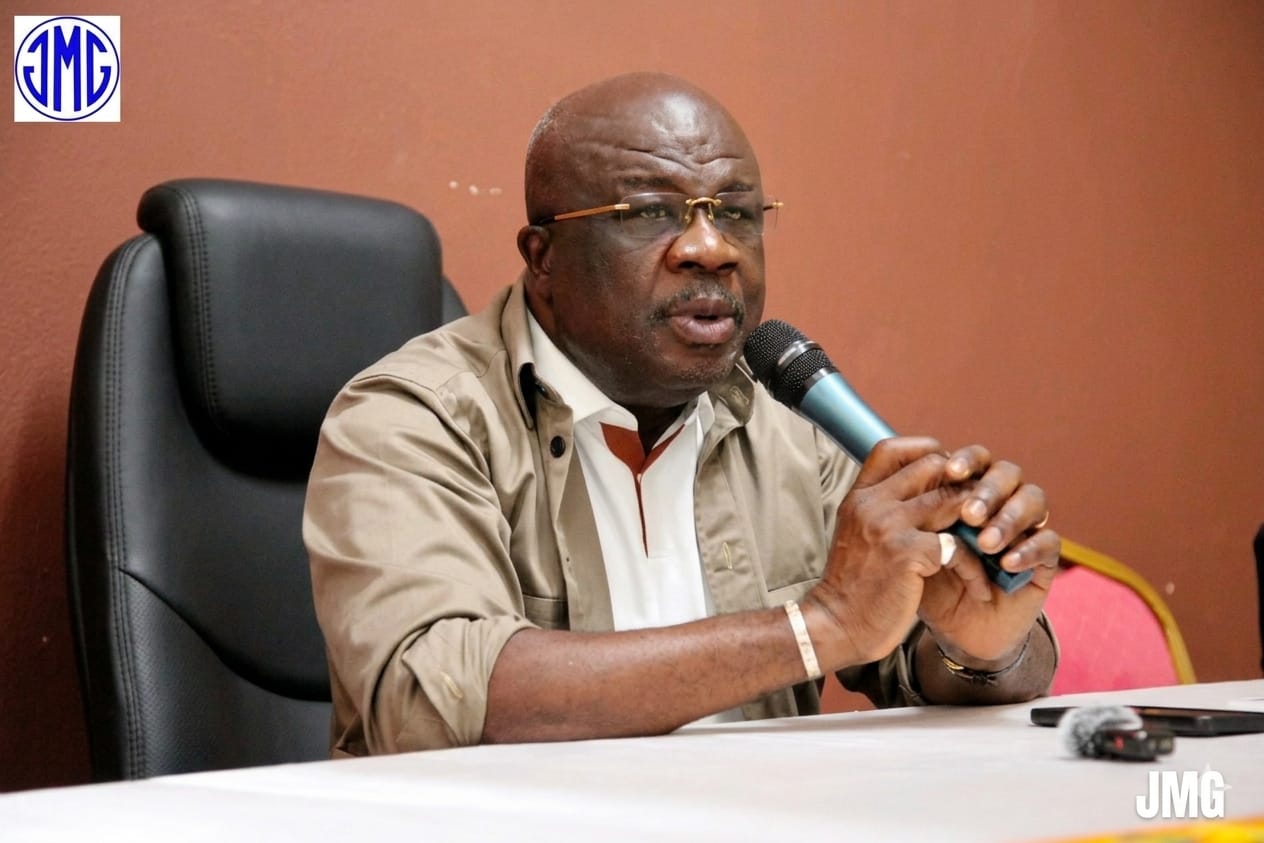 Prise de parole du maire Elidjé Angora au micro