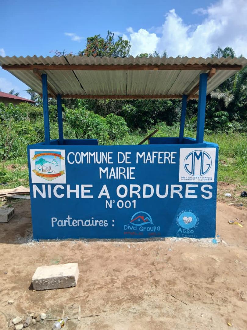 Niche à ordures aménagée pour une commune
